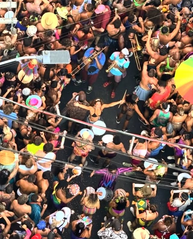 Bela Ciavatta cantando e celebrando no Carnaval